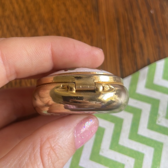 Enamel Austria Couple Mini Pillbox - Romantic Man & Woman in Peter-pan hats - Picture 11 of 11